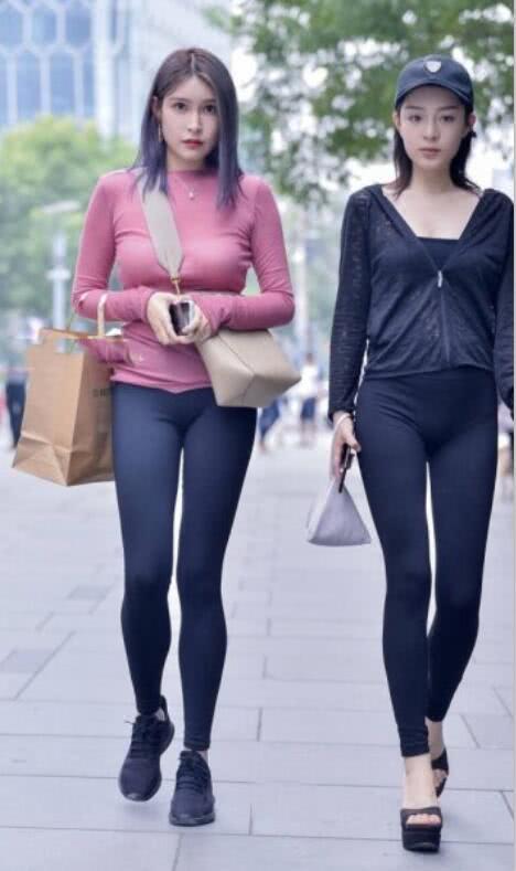 两时尚小姐姐紧身裤够勾勒迷人曲线出街她更胜一筹，原来赢在这里