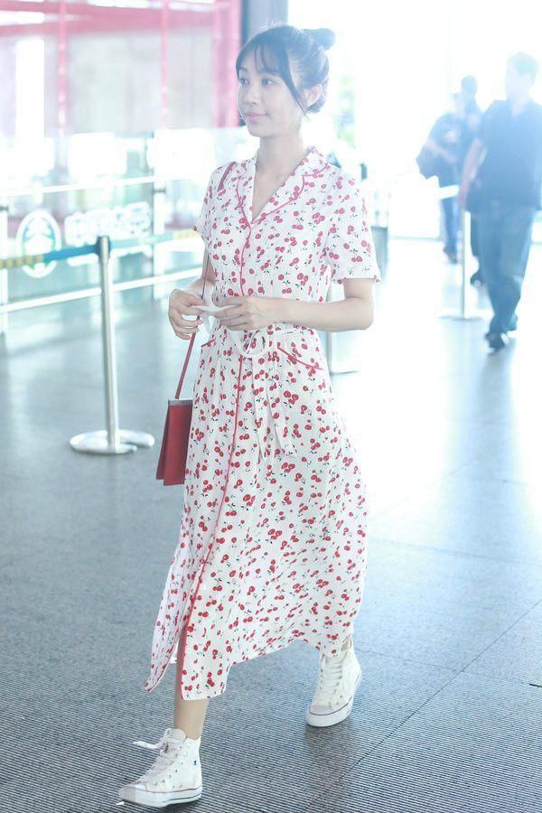 李菲儿现身机场,脸肿成包子,网友:黄晓明也有看走眼的时候!