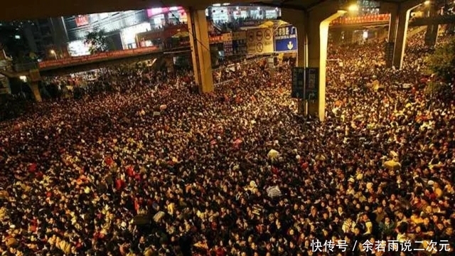  #返乡#农民工骑摩托受冻返乡，专家不懂：车票那么便宜，咋不坐