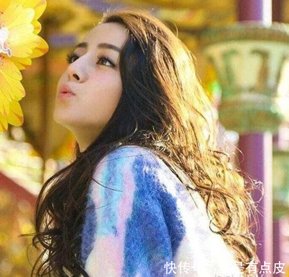 同样的发色，关晓彤显老，baby林允似芭比，看到热巴莫名心动