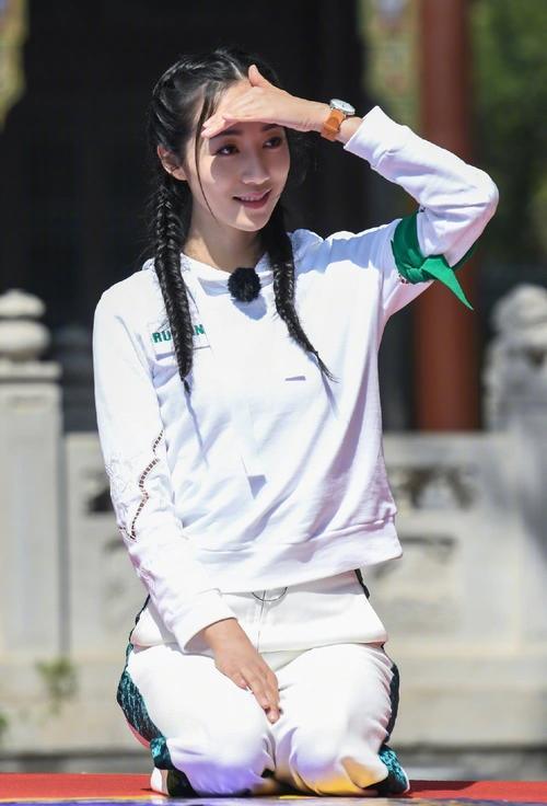 韩雪游客照,腿长1米8快戳穿屏幕,有谁注意到她手里的东西?真接