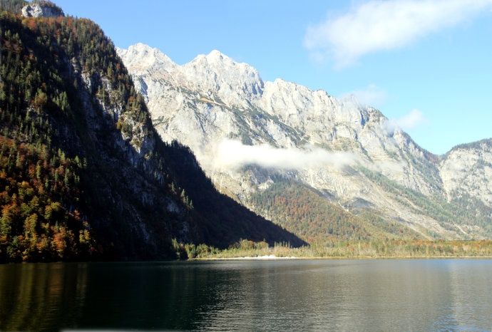 阿尔卑斯山中藏有一湖，如果说这里晴天像天堂，那阴天就像仙境