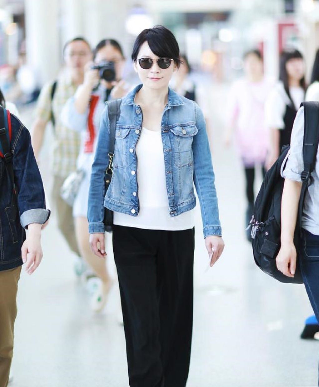  阔腿裤@奔四奔五的女人,少穿大衣打底裤,瞧下面潮人这样穿,时髦又减龄