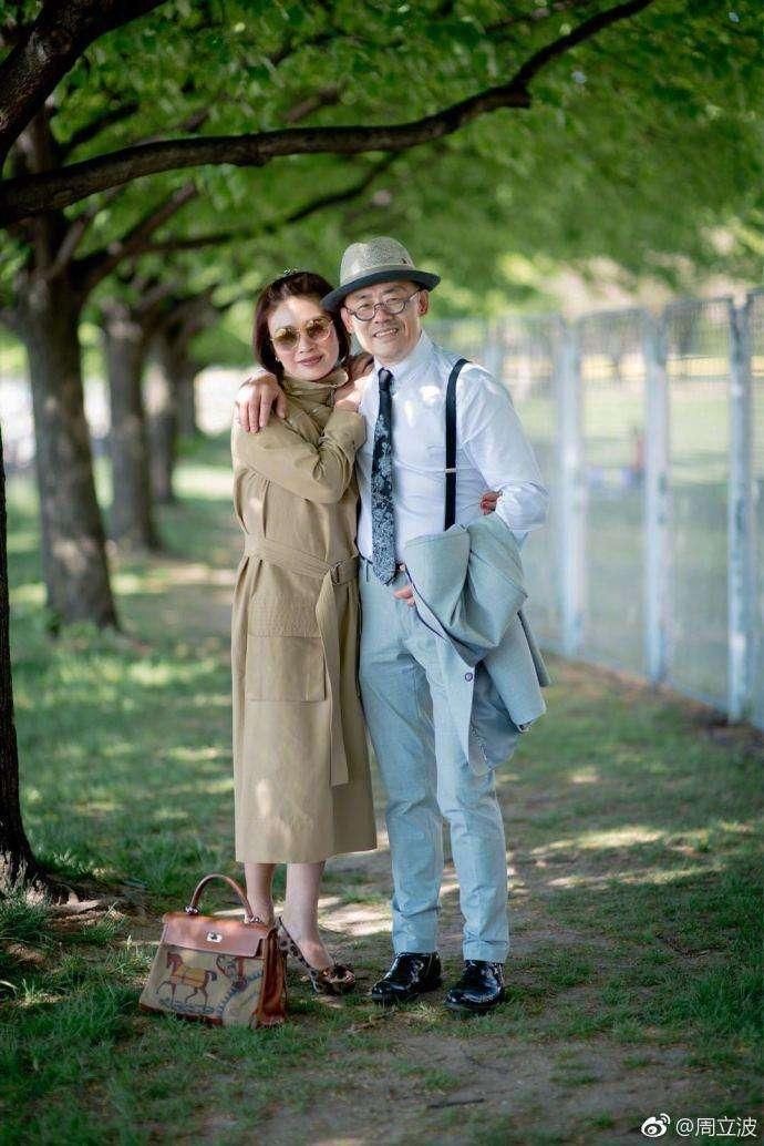 周立波案件水落石出,携太太回国首次露面,穿着时尚