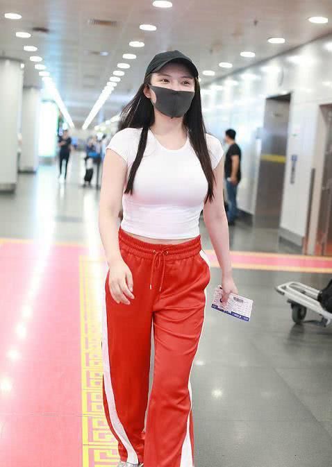 120斤徐冬冬和82斤蔡依林同穿露脐装，网友：干瘦和丰腴的差别