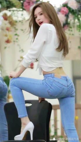 很多人都喜欢穿搭牛仔裤，它不仅耐磨耐脏，且穿起来特别有气质！