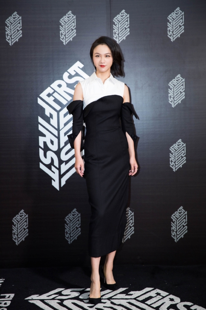 汤唯裙子穿的有短又紧，坐下的瞬间好尴尬！好歹也拿东西盖一盖吧