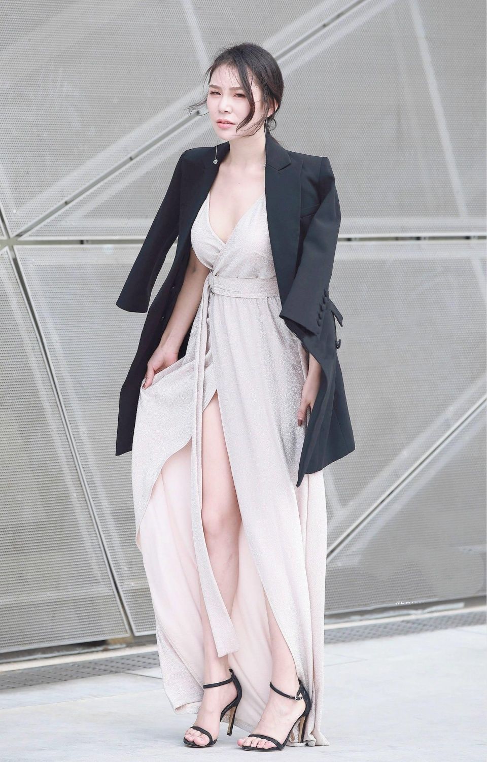 街拍：图1小姐姐会玩，V领礼服清凉着装，图4小姐姐腰真细！