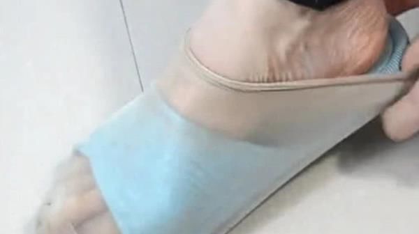  解决：拖鞋上套一只丝袜,用途真是太棒了,解决了很多人的烦恼,涨知识...