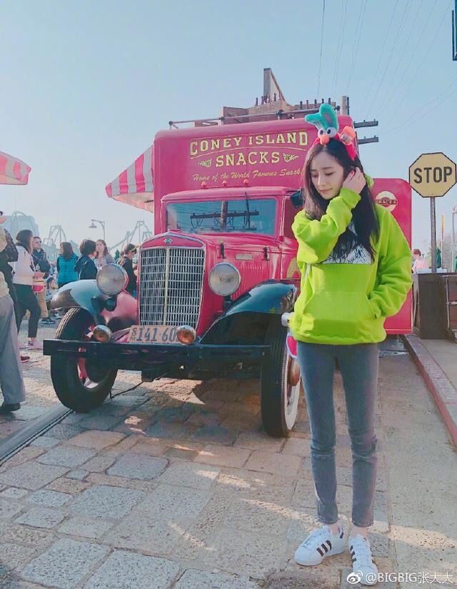 49岁的王菲和杨幂同穿荧光绿，天后和辣妈果然不一样，气场差太多