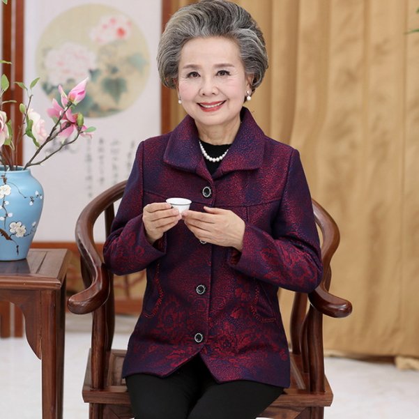 新颖又不贵的秋装妈妈外套，时髦又减龄，穿出时尚感