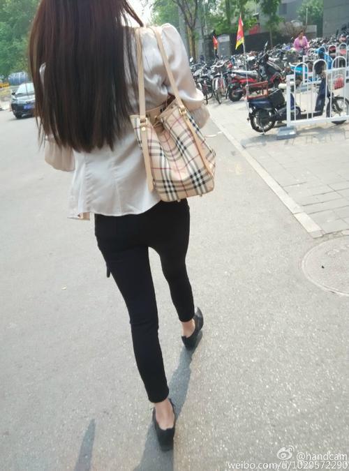 路人街拍：看衣服差点就以为小姐姐是东洋美女，修长玉腿是例外