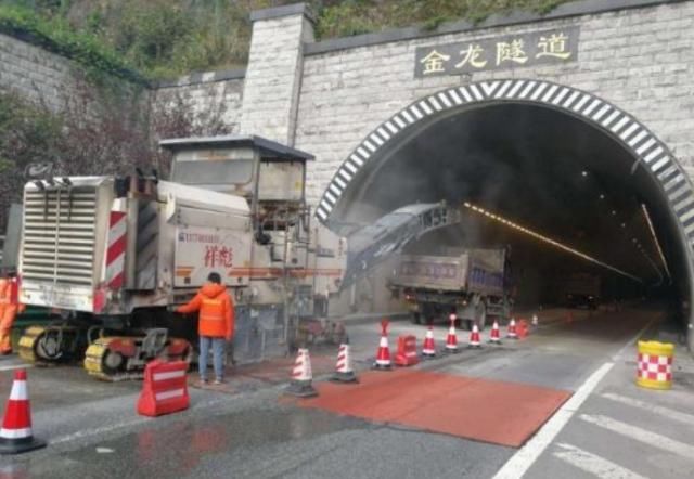  「高速」高速上隧道内禁止超车，那前车太慢怎么办？老司机给出