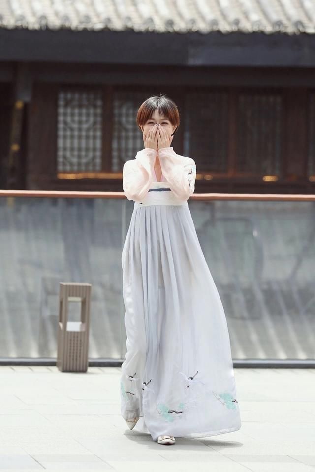 街拍图满多短发的小姐姐你成功撩到我了!