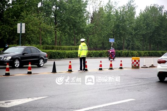 荧光@寿光交警:那一抹荧光绿 扮靓风雨中的吹哨人