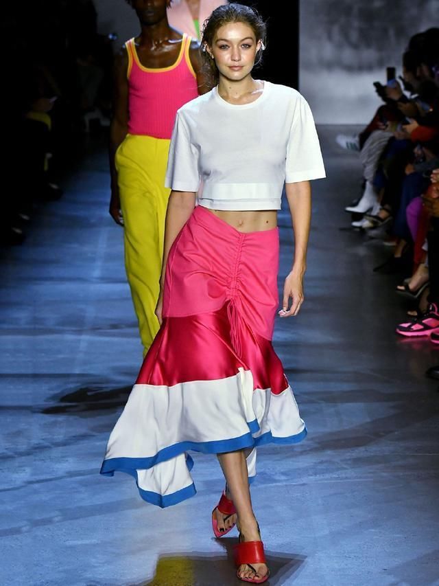 Gigi时装周走秀，同台妹妹显差距，难怪大秀接到手软!