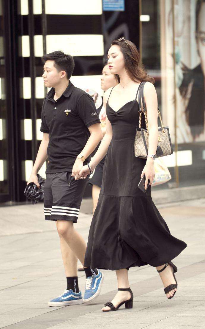 重庆街拍, 修身裙的美丽, 即使一个背影, 都让人过目不忘