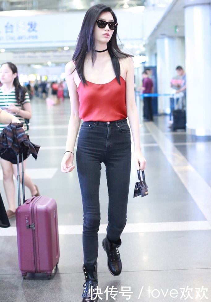 奚梦瑶穿件吊带就现身，领口快低过胸口了，这身材要逼死多少人！