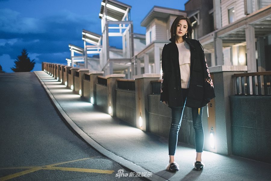 古力娜扎出街自在压马路 回眸甜笑诠释盐系少女