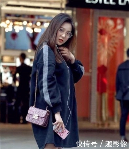 『女人味』街拍:身穿露肩白色时尚款连衣裙,秀出雪白的香肩,具有非常性感的女人味