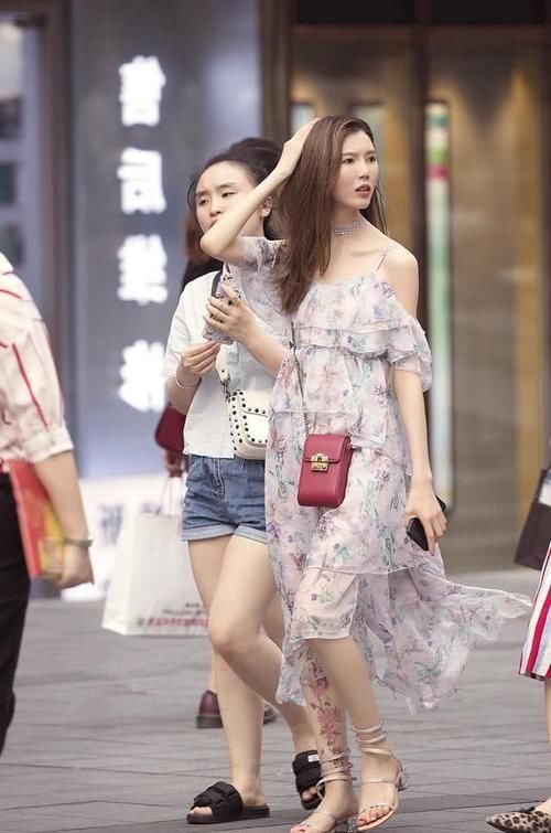  感觉：路人街拍，小姐姐搭配碎花连衣裙，给人清新又浪漫的感觉