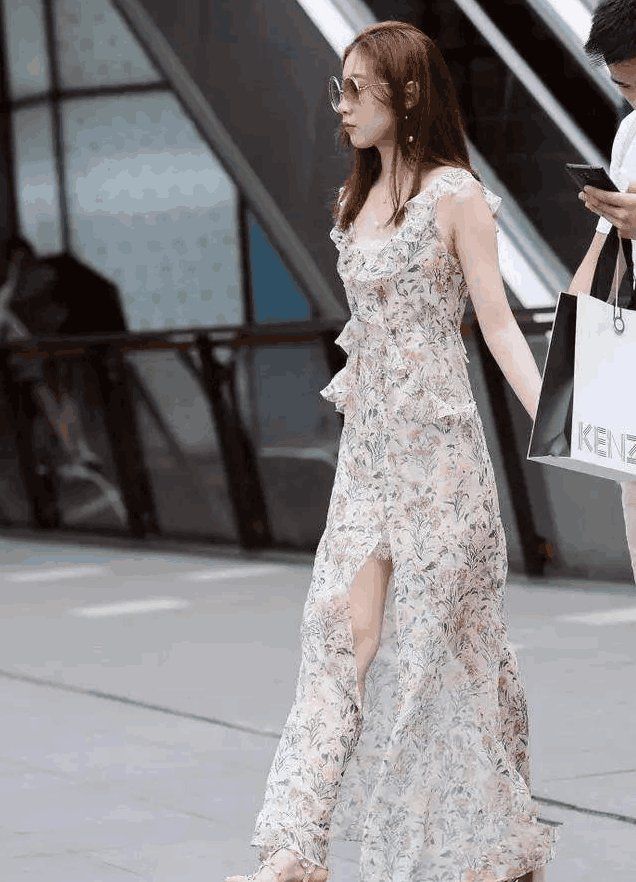 小姐姐身材高挑,颜值也不错,一双白嫩大长腿越看越美!