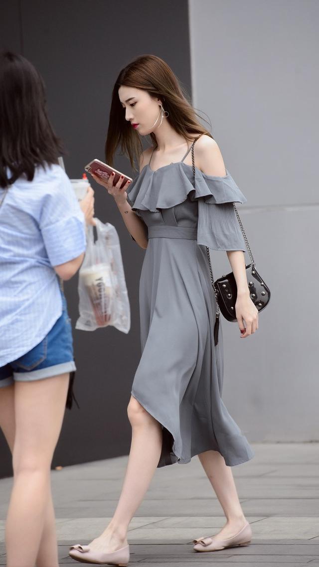 街拍夏日街头漂亮小姐姐们的时尚穿着，都很美