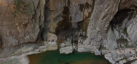 中国“与世隔绝”的村庄：进村需爬两千台阶，房屋建在悬崖边上！