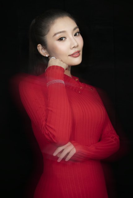 徐冬冬“西红柿装”亮相《西虹市首富》首映礼，紧身衣凸显好身材