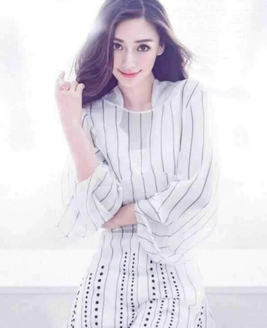 杨颖身一袭白裙美得像公主，皮肤更是白皙发光，黄晓明眼光不错