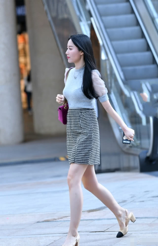 气质小姐姐碎格短裙大秀时尚美腿，走路气势很强，高颜值洗净无数