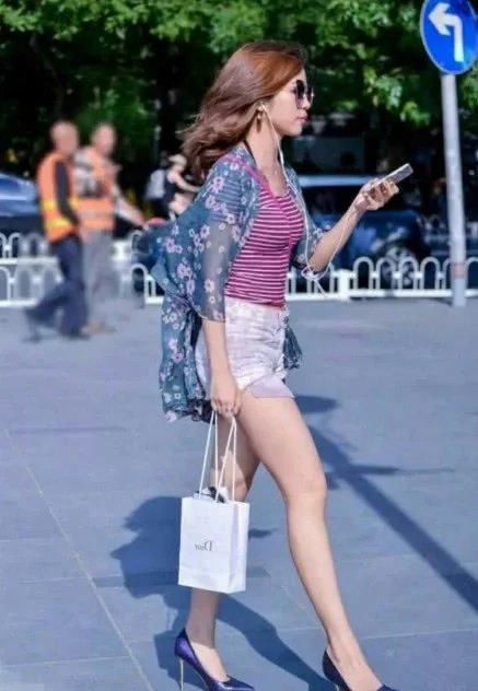 夏天美女们不懂得节操，大尺度露馅！让大叔们两眼放光直流口水！