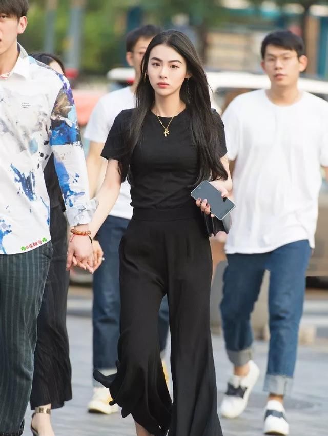  [看上去更加]街拍:一字带高跟鞋,简约又时尚