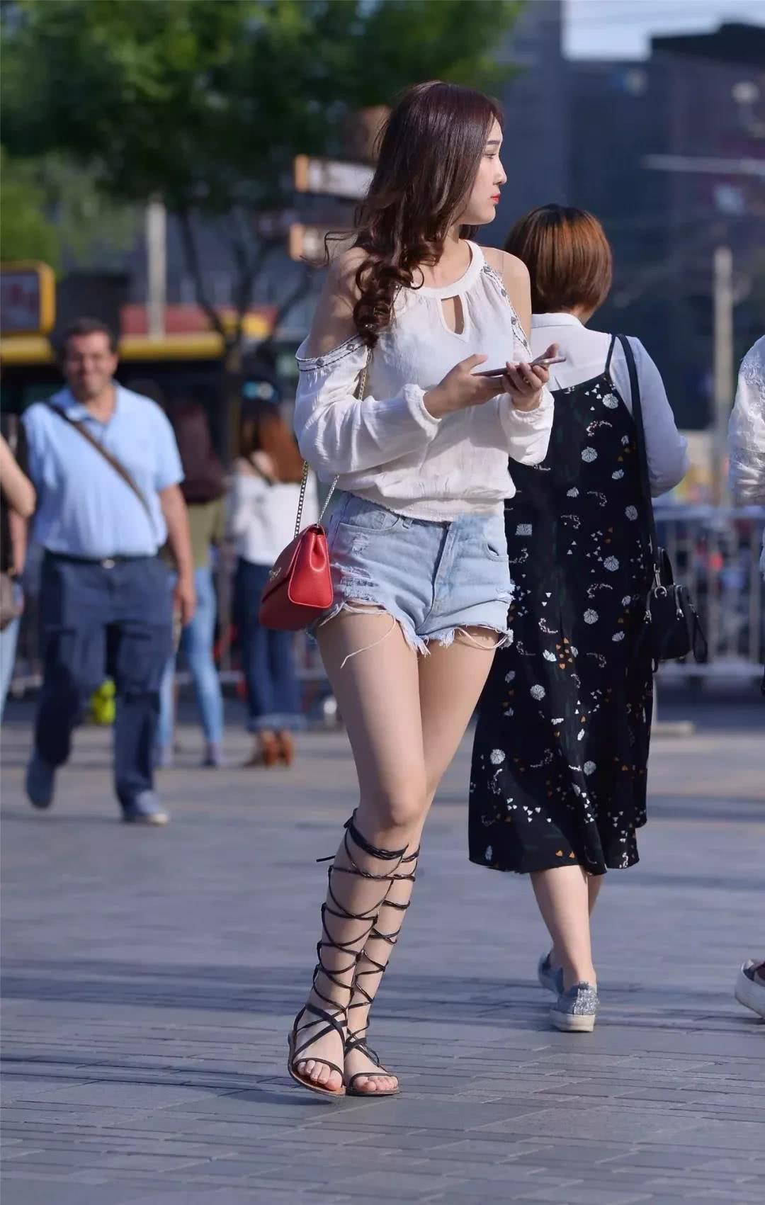 清纯小姐姐身穿超短裤十分性感，那一双丰润的双腿很吸睛，值得一