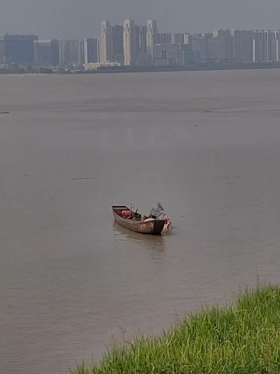  潮水■钱塘江边这一幕火了！网友：你大爷还是你大爷…