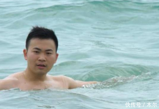 『海边』男子在海边发现一具“女尸”，走近细看后，玩笑开大了！