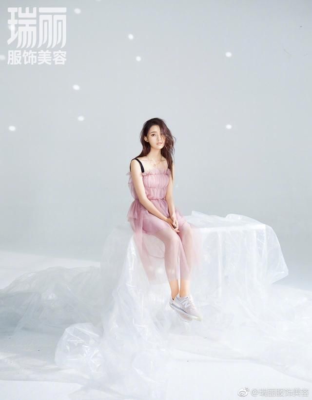 时尚行货社林允穿粉色纱裙仙气满满，秀香肩眼神忧郁惹人怜爱