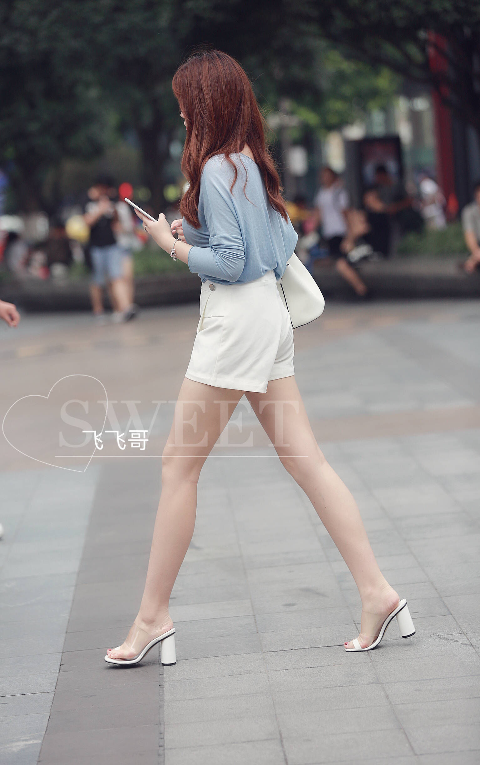 重庆街拍:清一色的超短裤+短T，这大长腿真不是P的
