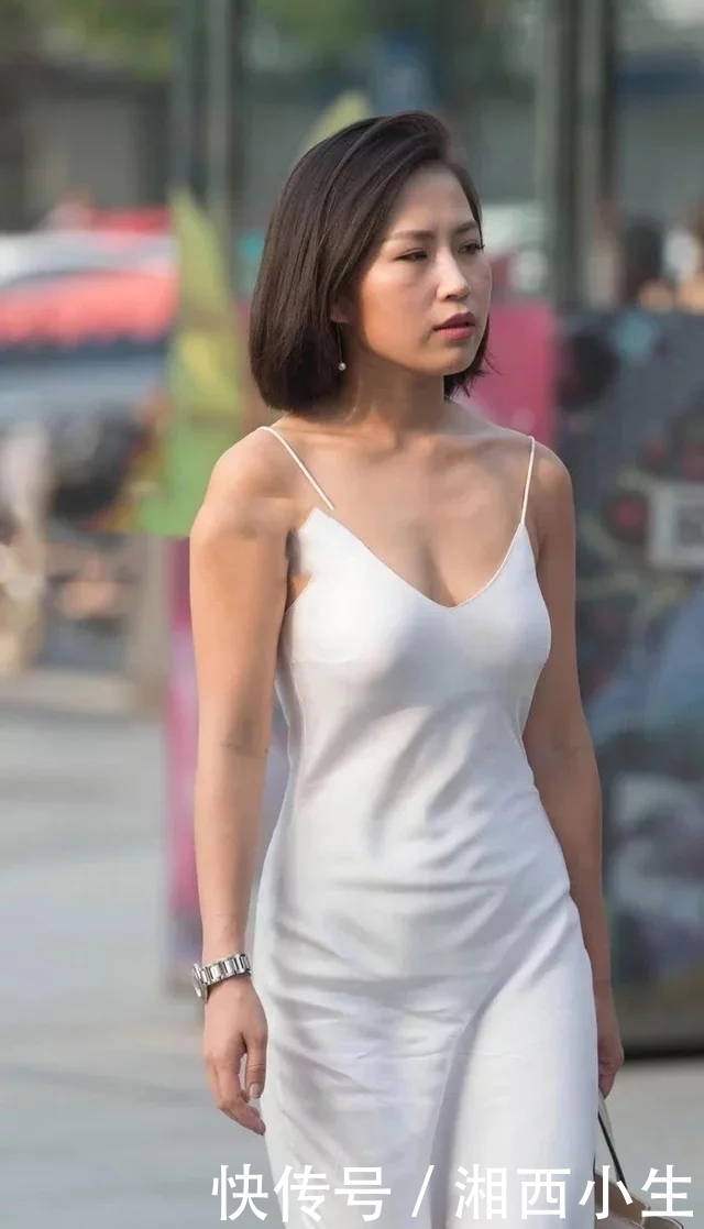 很有韵味的气质美女，穿行吊带连衣裙，魅力十足！