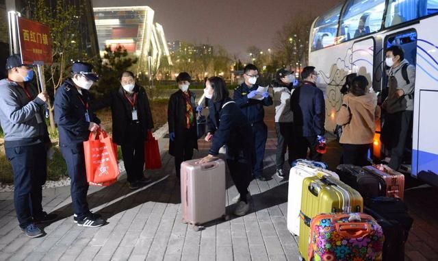  「回家」下了火车上专车！大兴区迎首批42名在鄂人员回家