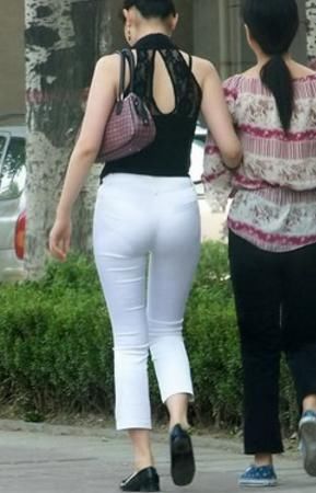 时尚：白色紧身裤，不但显得干净利落，穿起来很有女神范