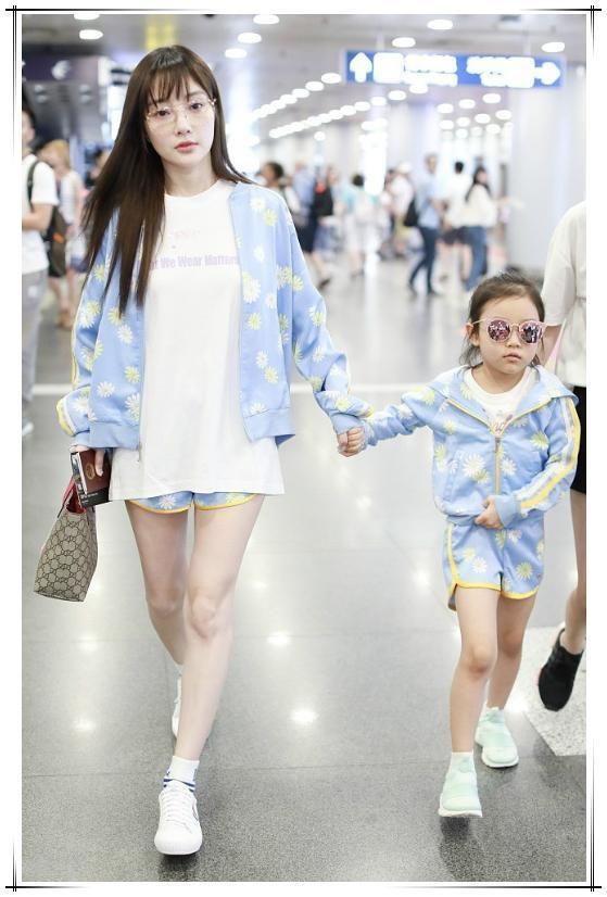 李小璐不过做了个头发就一下嫩回16岁，难怪贾乃亮不舍得离开她呢