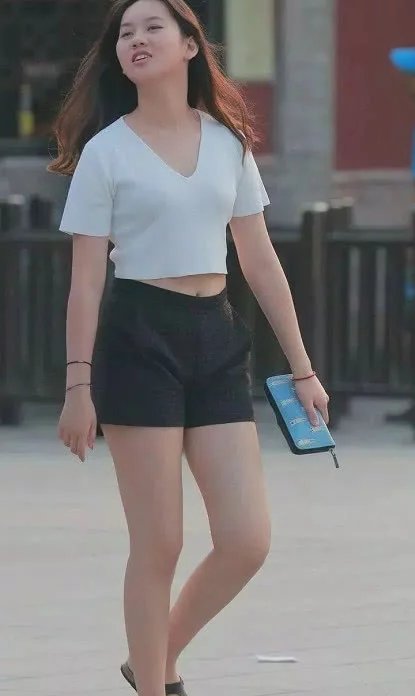 玩耍中的小姐姐被路人吸引，网友：就你这身段，谁看见了都会把你