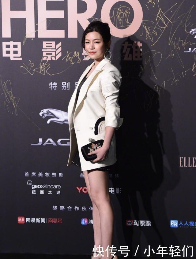 #装配#陈妍希厉害了!穿西装配短裙十足御姐范,脚踩两根针照样如履平地
