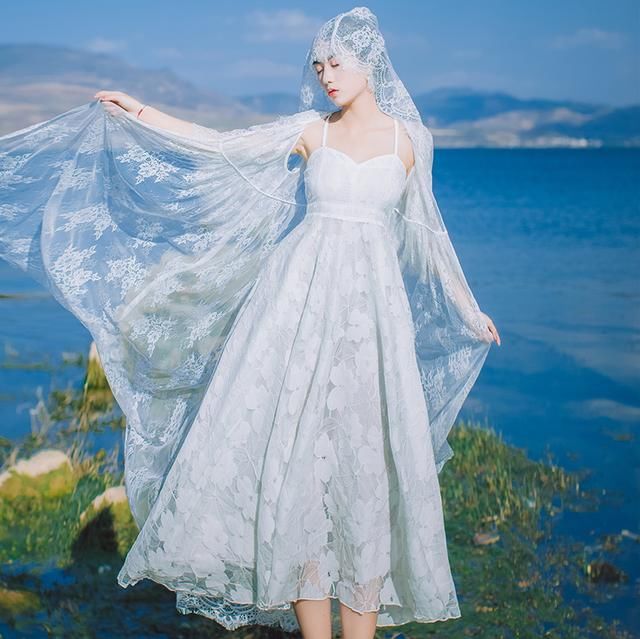 闺蜜真敢穿，不穿内搭直接穿吊带连衣裙，的确美得猝不及防！