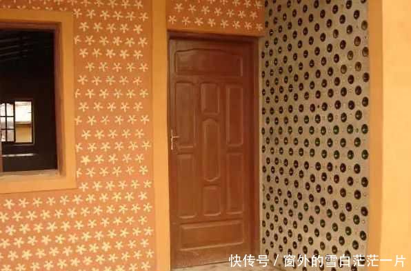 农村小伙用塑料瓶盖房子，人们都说他傻，结果却让人羡慕！
