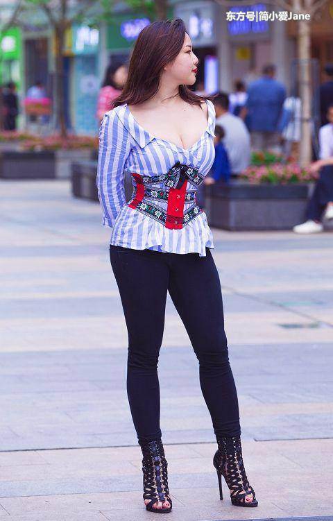 女人们细长的美腿穿高跟鞋，每走一步都那么优雅靓丽