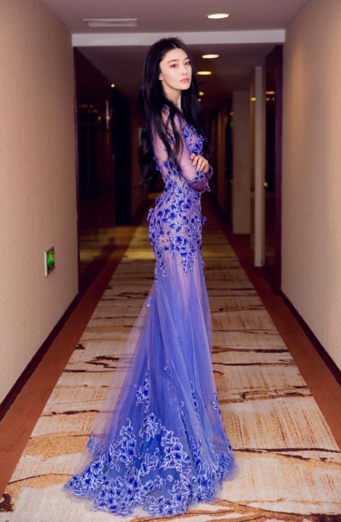 张馨予真敢穿, 鱼尾裙穿出曼妙身材, 网友: 这条裙很有魔力