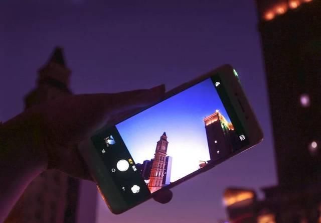  流浪者|深圳地摊江湖：月入过万的城市流浪者，还有难以诉说的心