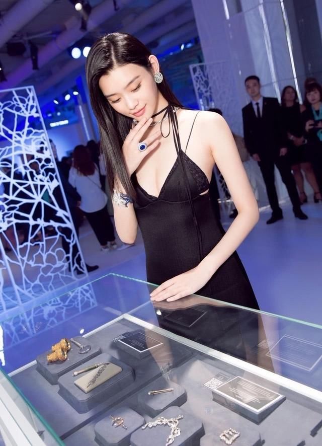 奚梦瑶穿内衣出席活动，裙子只能挡住重点，网友：是来秀身材的吧